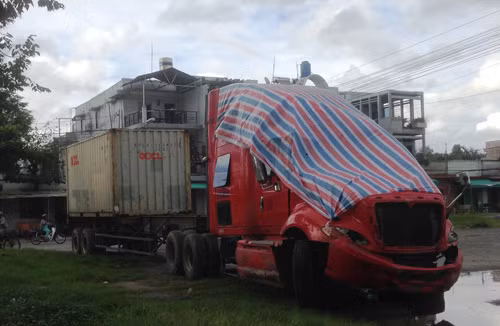 Chiếc xe đầu kéo container gây ra vụ tai nạn nghiêm trọng đang bị tạm giữ tại Công an huyện Cần Giuộc.