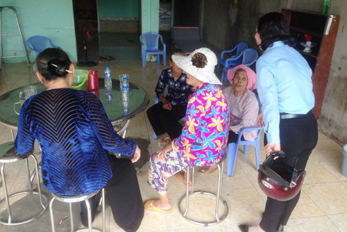 Nhiều người đến chia buồn cùng gia đình vợ chồng anh Hoài Anh trong ngày 17/7.