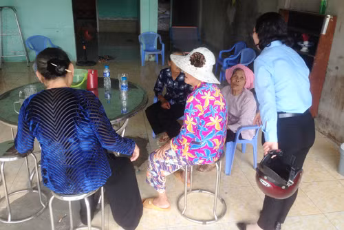 Nhiều người đến chia buồn cùng gia đình vợ chồng anh Hoài Anh trong ngày 17/7.