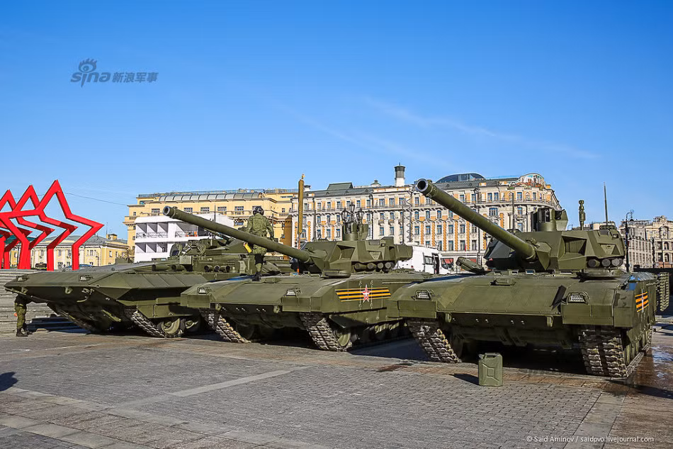 Hai chiếc xe tăng T-14 Armata và xe chiến đấu bộ binh T-15 Armata.