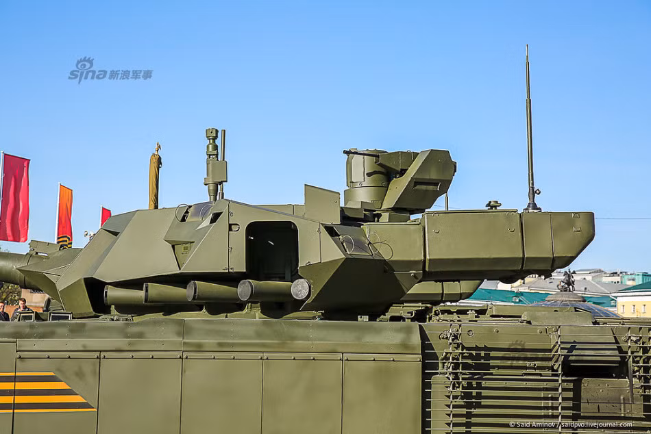 Mặt bên tháp pháo tự động của siêu tăng T-14 Armata.
