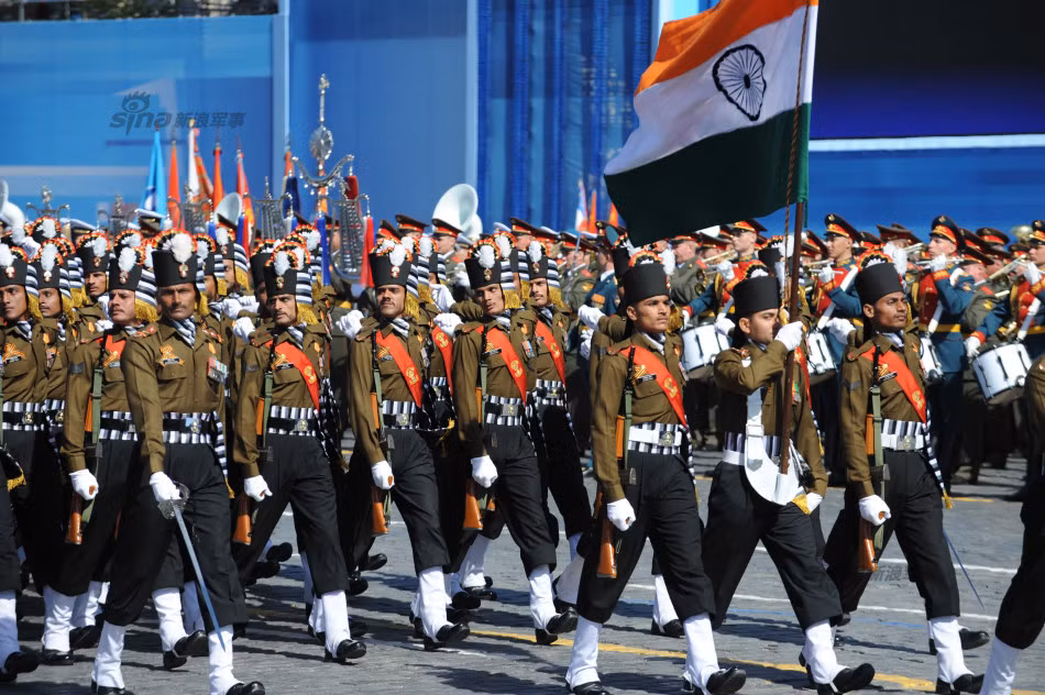 Quân đội Ấn Độ với quân phục có phần dị hơn so với nước khác trong buổi tổng duyệt diễu, duyệt binh ở Quảng trường Đỏ.