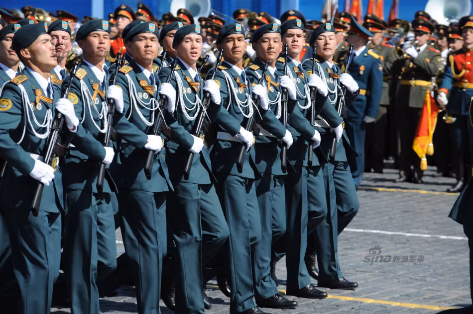 Binh sĩ Quân đội Mông Cổ với súng trường AK-74 diễu binh trên Quảng trường Đỏ.