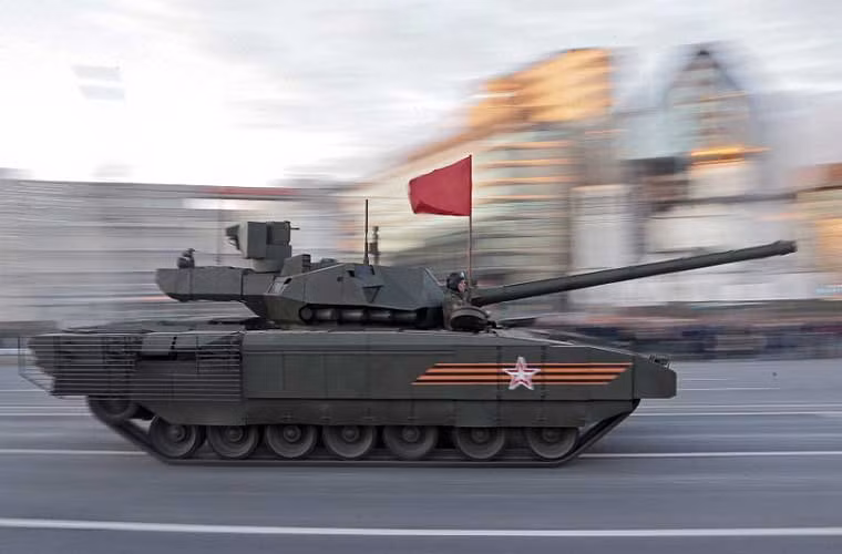 Một trong những vũ khí đang “sốt xình xịch” trên truyền thông quốc tế những ngày này là siêu xe tăng T-14 Armata. Cỗ tăng thế hệ mới nhất dành cho Quân đội Nga, do công ty Uralvagonzavod phát triển. Lô tăng đầu tiên dự kiến sẽ chuyển cho Lực lượng Vũ trang Nga vào năm nay và tổng cộng sẽ có 2.300 chiếc loại này được cung cấp vào năm 2020.