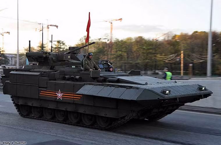Sau T-14 Armata, loại vũ khí thứ hai cũng dành được nhiều sự quan tâm là các mẫu xe chiến đấu bộ binh mới thay thế cho thế hệ BMP. Đầu tiên là xe chiến đấu bộ binh T-15 Armata dùng khung gầm tăng T-14, nhưng bố trí lại không gian và trang bị tháp pháo tự động 30mm cùng tên lửa chống tăng.