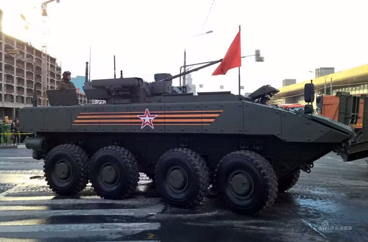 Vũ khí tiếp theo rất được chờ đợi là xe thiết giáp chở quân bánh lốp Bumerang sẽ thay thế họ BTR trong tương lai. Mẫu xe này bố trí lại không gian bên trong, trang bị tháp pháo module tương tự Kurganets 25 và T-15 Armata.