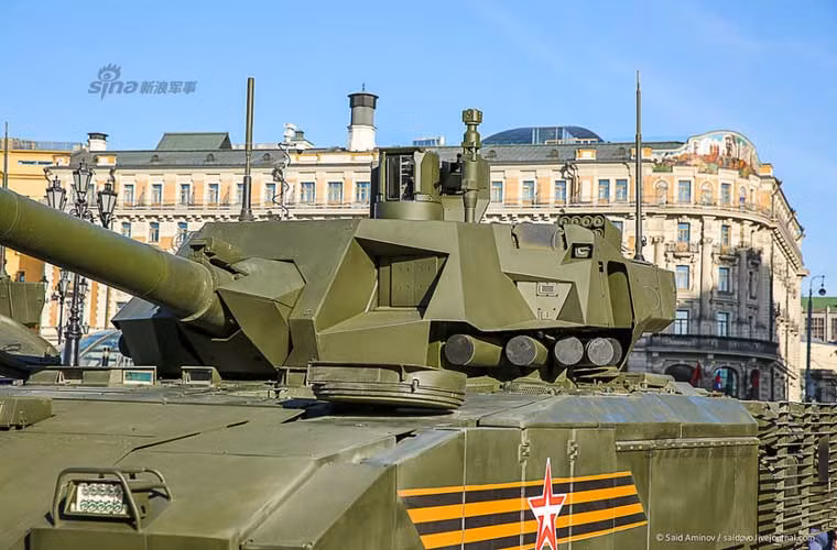 Ban đầu, T-14 Armata được che giấu phần tháp pháo khi xuất hiện trong các buổi diễn tập duyệt binh. Tưởng như phải tới ngày 9/5 thì T-14 Armata mới công khai toàn phần, nhưng cách đây vài ngày thì người Nga đã để lộ phần tháp pháo trong các buổi sơ – tổng duyệt. T-14 Armata được trang bị tháp pháo điều khiển từ xa, lắp pháo nòng trơn 125mm với bộ nạp đạn tự động, cơ số đạn dự trữ 32 viên.