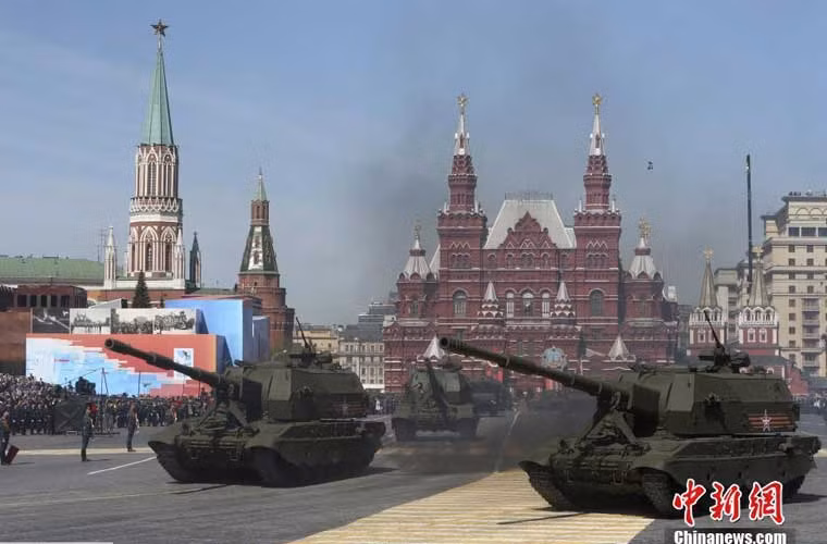 Về trang bị pháo binh duyệt binh, ngoài Msta-S, Quân đội Nga lần đầu giới thiệu lựu pháo tự hành tầm xa 2S35 Koalitsiya-SV dùng chung khung gầm tăng với Msta-S nhưng lắp tháp pháo cùng pháo mới.