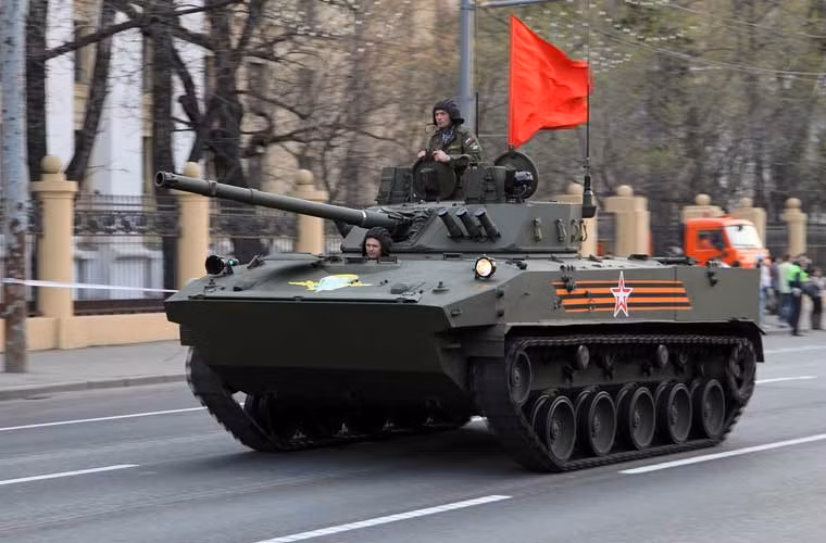Ngoài vũ khí lần đầu lộ diện, một số phương tiện chiến đấu Nga lần đầu tham dự duyệt binh trên Quảng trường Đỏ ngày 9/5. Ví dụ như xe chiến đấu của lính dù BMD-4M dùng khung thân khác với BMD-4, nâng cấp hệ thống điều khiển hỏa lực…