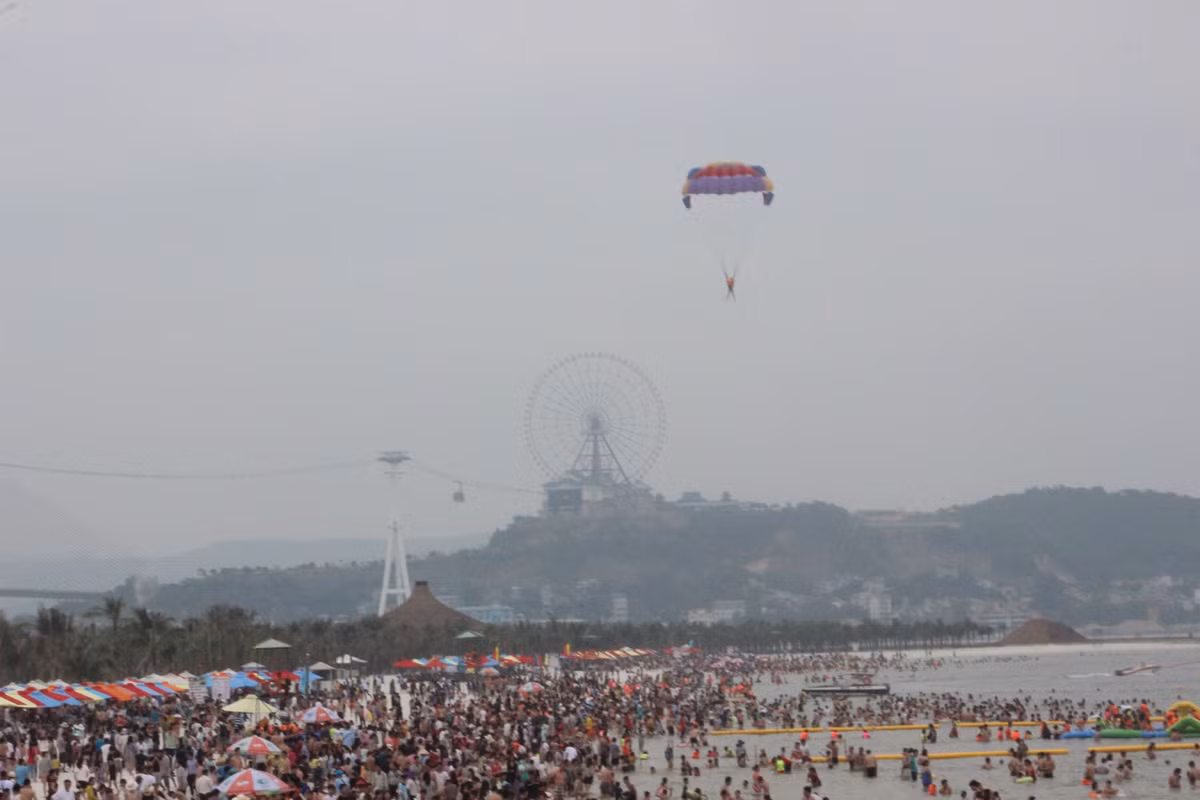 Bãi tắm Bãi Cháy, biển người đua nhau tắm biển.