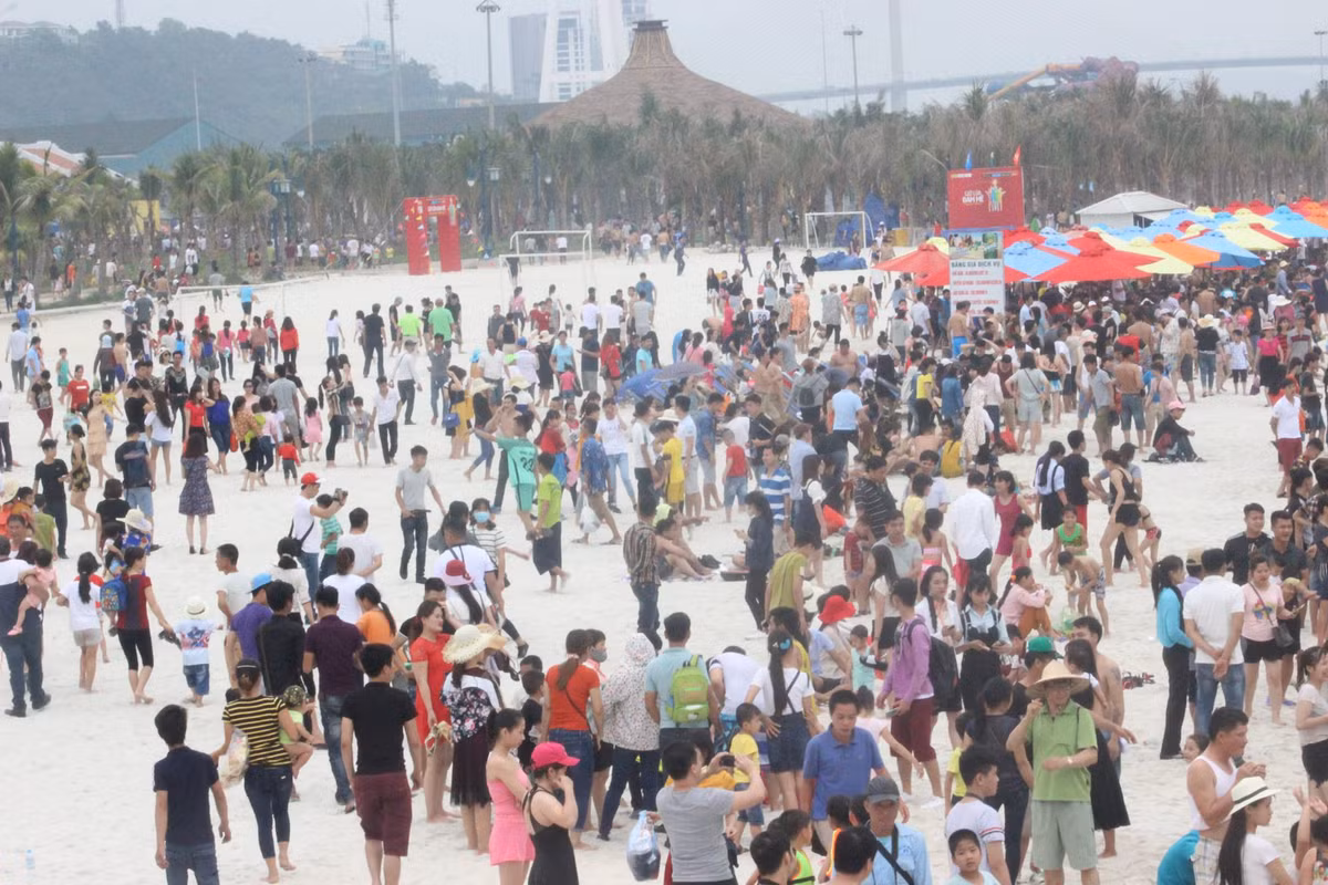 Các địa phương nơi diễn ra các hoạt động du lịch đã chỉ đạo các đơn vị chức năng tăng cường xử lý dứt điểm tình trạng bán hàng rong, đeo bám du khách, lấn chiếm lòng đường, vỉa hè, đảm bảo an ninh trật tự trên địa bàn đặc biệt là tại các khu du lịch.