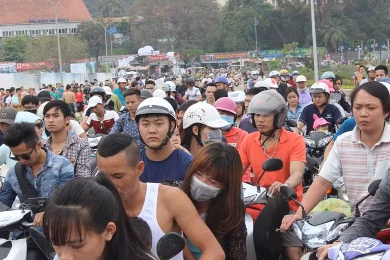 Người xe tấp nập.