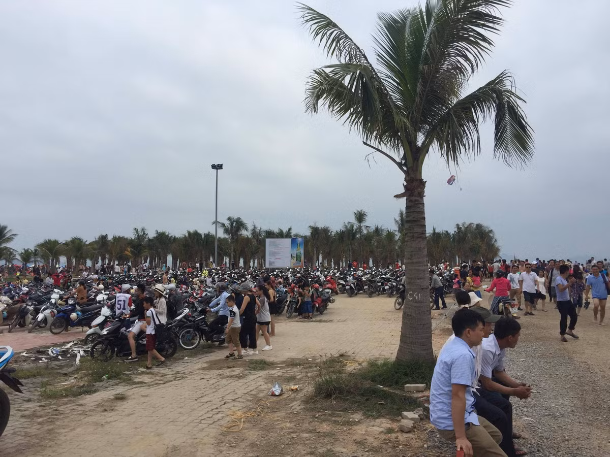 Những bãi gửi xe chật kín.