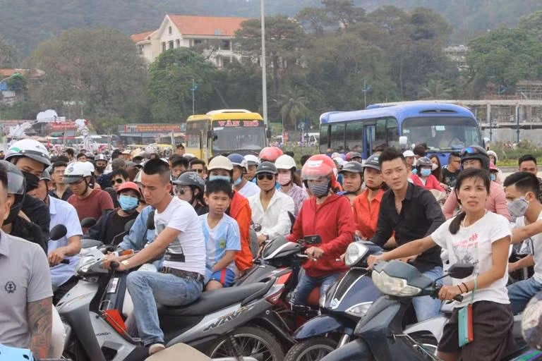 Những ngả đường dẫn đến bãi tắm đều đông đúc.