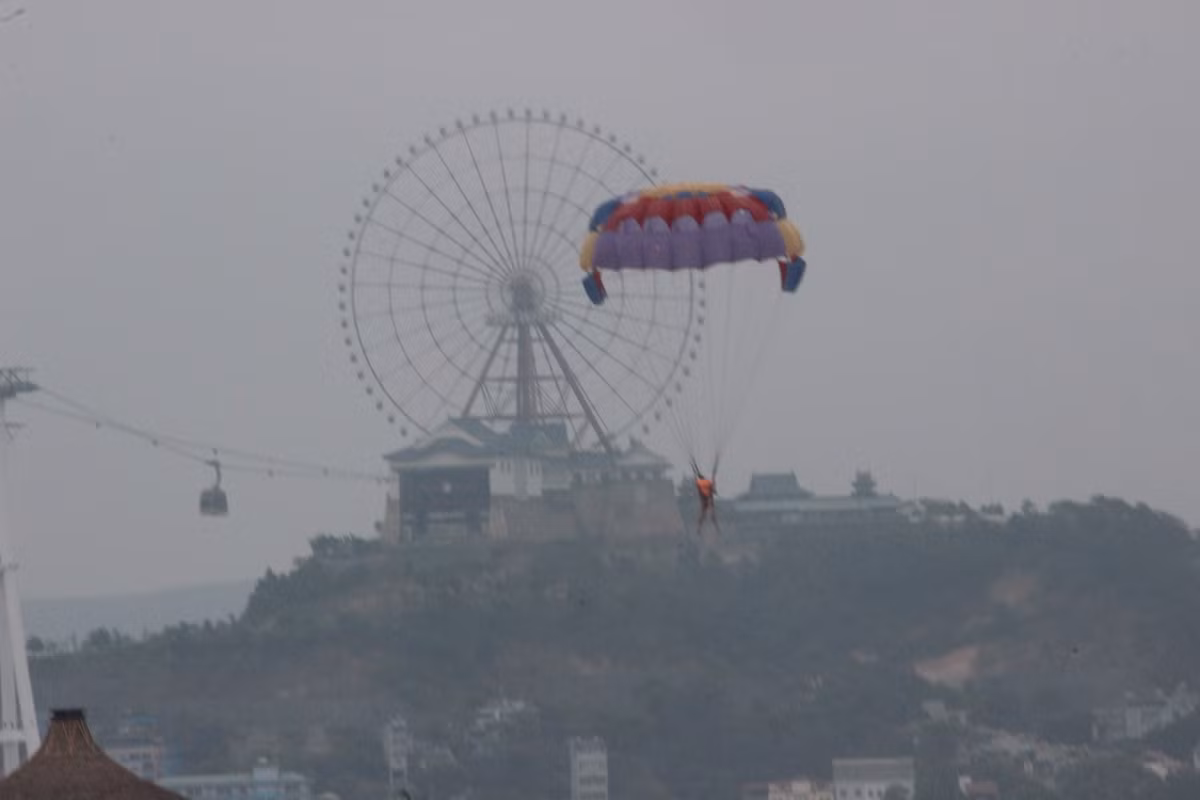 Nhiều trò chơi hấp dẫn du khách.