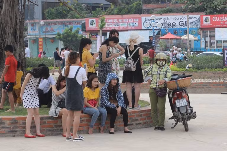 Theo thông tin từ Cảng vụ Đường thủy nội địa Quảng Ninh, trong ngày đầu tiên của kỳ lễ 30/4 và 1/5, Vịnh Hạ Long đã đón trên 12.600 lượt khách du lịch với 557 chuyến tàu xuất bến (132 tàu lưu trú), tăng 50% so với ngày thường. Trong đó khách Việt Nam là 5.963 khách, khách quốc tế là 6.679 khách. Riêng tàu khách ra các tuyến đảo Cô Tô, Minh Châu, Quan Lạn, Ngọc Vừng... với tổng số 246 chuyến và 8.625 lượt khách. Dự báo, trong dịp nghỉ lễ 4 ngày này, số lượng khách du lịch đến tham quan Vịnh Hạ Long và các tuyến đảo sẽ tiếp tục tăng cao.