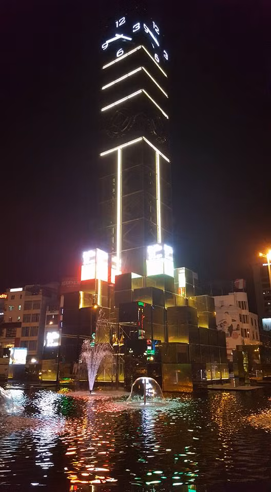 Cột đồng hồ về đêm.