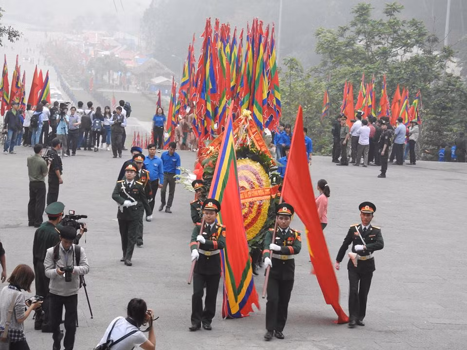 Buổi lễ dâng hương được tổ chức trang nghiêm.