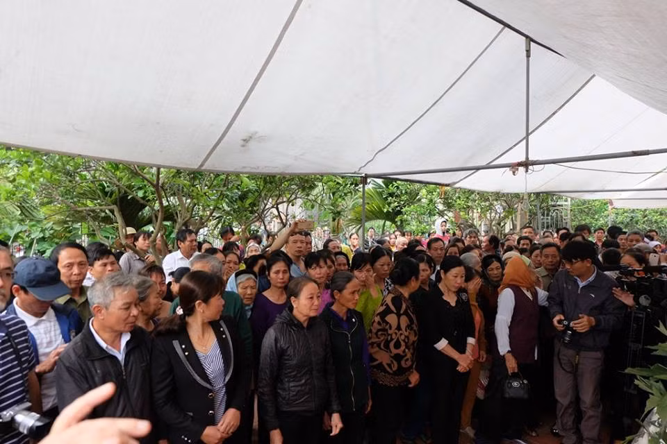 Từ nhà nội bé L. ra nơi an nghỉ cuối cùng, dòng người xếp hàng dài kín sân ra tới đầu ngõ, nhiều cơ quan báo chí trong và ngoài nước cũng đến chia sẻ nỗi mất mát với gia đình bé Nhật L.