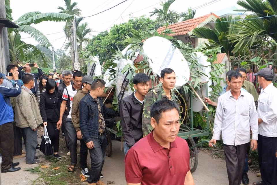 Đúng 8h ngày 3/4, linh cữu bé Nhật L. được người dân đưa ra xe tang để mai táng. Vì vẫn còn quá sốc trước nỗi đau mất con nên cha mẹ bé được người dân đưa vào trong nghỉ ngơi.