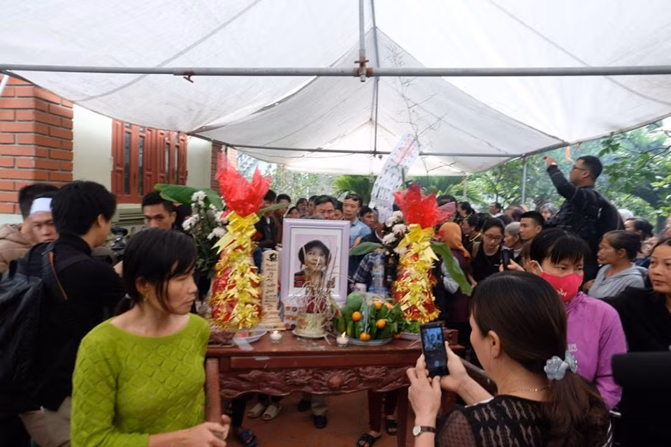 Sáng 3/4, gia đình bé gái Lê Thị Nhật L. đã tổ chức lễ an táng cho em tại quê nhà. Hàng trăm người dân xóm Bãi Sậy 3, xã Tân Dân, huyện Khoái Châu, tỉnh Hưng Yên và nhiều người dân lân cận đã đến tiễn biệt bé gái bị sát hại tại Nhật Bản.