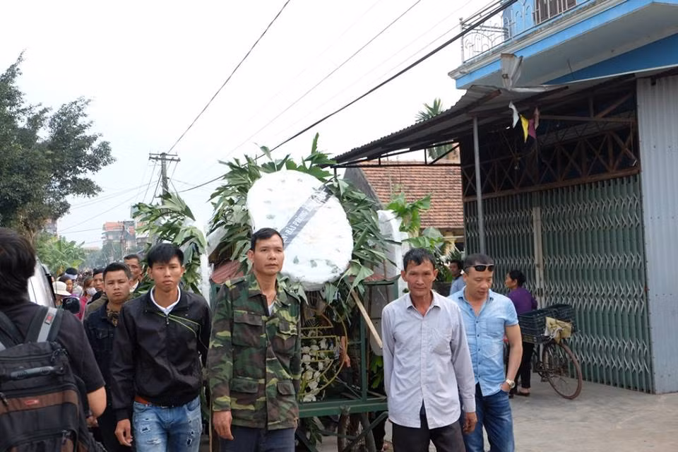 Trong giây phút trước khi đưa linh cữu em đi chôn cất tại nghĩa trang quê nhà, đại diện người thân trong gia đình lên gửi lời cảm ơn tới tất cả bà con lối xóm, chính quyền địa phương đã đến thăm hỏi, động viên gia đình. “Dường như nỗi đau là quá lớn, gia đình tôi xin cám ơn tất cả các bà con”, người đại diện gia đình bé Nhật L. nói rồi bật khóc khiến nhiều người dân đến dự tang không cầm được nước mắt. 