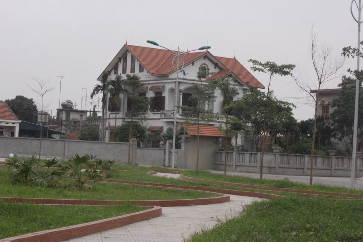 Tuy nhiên báo GĐ&amp;XH dẫn lời ông Nguyễn Quốc Hùng - Chánh văn phòng UBND thị xã Đông Triều cho hay: “Không có chuyện làm đường phục vụ cho gia đình chủ tịch Hà Hải Dương. Con đường này là do người dân có đơn và do người dân tự hiến đất, đóng góp với số tiền hơn 3 tỷ đồng để làm chứ không phải sử dụng tiền ngân sách”, ông Hùng khẳng định.