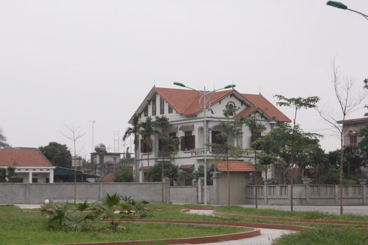 Trước ngôi biệt thự này còn có một vườn hoa được trang trí khá bắt mắt, diện tích vườn hoa cũng lên đến vài trăm m2. Cách vườn hoa này không xa, ngay lối vào khu Trạo Hà cũng có một vườn hoa khác với hệ thống cây trúc trang trí rất cầu kỳ.