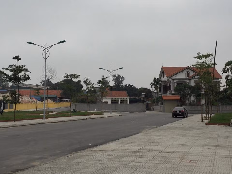 Thời gian qua, dư luận Thị xã Đông Triều (tỉnh Quảng Ninh) xôn xao bởi biệt thự của Chủ tịch UBND Thị xã Đông Triều - ông Hà Hải Dương trước đây nằm trong một con ngõ nhỏ chỉ rộng khoảng 2m, dài hơn 100m trên đường Nguyễn Bình lối lên chùa Hoa Yên (phường Đức Chính, Thị xã Đông Triều), bên phải là một số công trình của nhà văn hóa thị xã, bên trái là nhà xưởng xập xệ của Hợp tác xã gốm sứ Đông Thành, nay nằm ngay trước con đường lớn trải nhựa đẹp đẽ, thoáng đãng với hệ thống đèn chiếu sáng và vỉa hè được lát đá tươm tất.