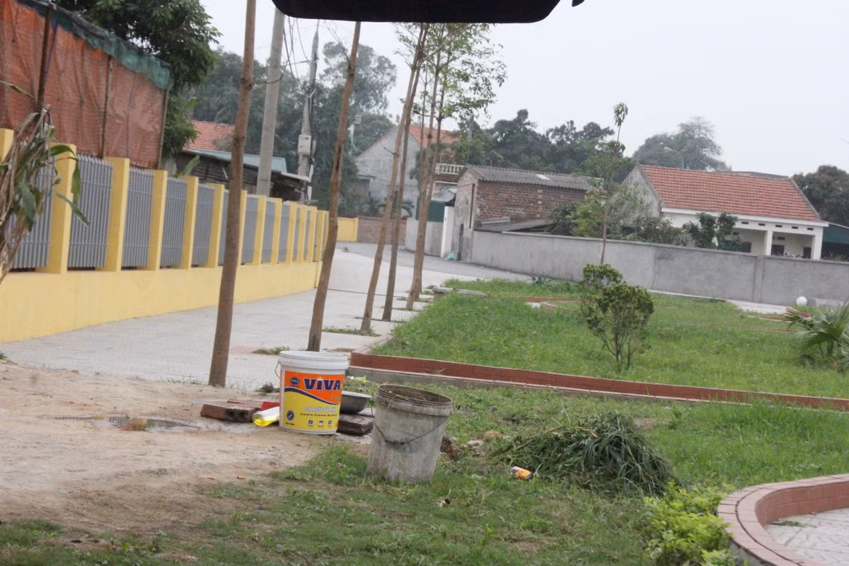 Nhìn từ điểm này thì tường bao nối thẳng với đường lên chùa Hoa Yên.