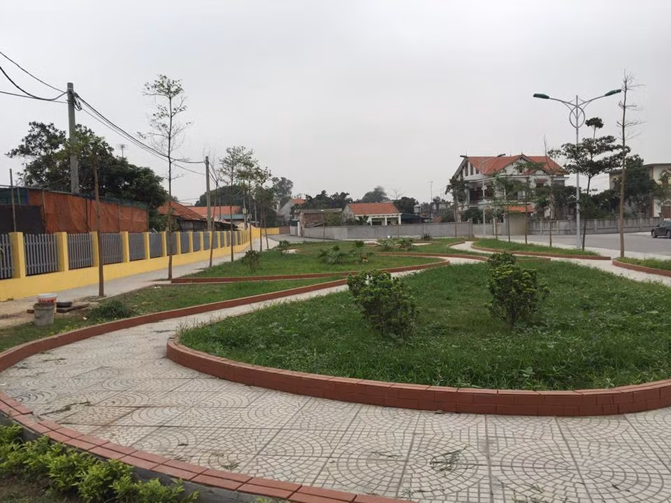 Đến nay, câu hỏi về việc ngôi nhà của Chủ tịch UBND Thị xã Đông Triều có liên quan gì đến dự án mở rộng tuyến đường trên vẫn đang được người dân quan tâm. Bởi nếu để đường lên chùa Hoa Yên theo chiều thẳng thì phải chạy dọc địa phận giáp ranh với tường bao Hợp tác xã gốm sứ Đông Thành. Tuy nhiên điều khó hiểu là khu đất này lại được sử dụng làm vườn hoa thay vì làm đường.