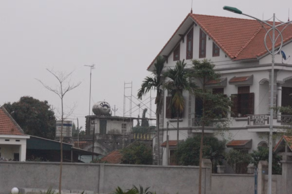 Cũng ngay trong ngày 20/5/2016, ông Hà Hải Dương đã ký 3 quyết định phê duyệt nhiệm vụ khảo sát công tác thiết kế, lập báo cáo kỹ thuật, quyết định chỉ định nhà thầu tư vấn, khảo sát thiết kế báo cáo kinh tế kỹ thuật cùng quyết định phê duyệt Báo cáo kinh tế kỹ thuật đầu tư xây dựng công trình để thực hiện. Chỉ một thời gian ngắn sau Quyết định của ông Hà Hải Dương ký, ông Nguyễn Văn Bình, Phó Chủ tịch UBND thị xã Đông Triều đã ký quyết định giao thầu cho Công ty Nhật Quang (thị xã Đông Triều) thực hiện gói thầu làm đường và dải vườn hoa cây xanh tới trước cửa biệt thự nhà Chủ tịch thị xã.