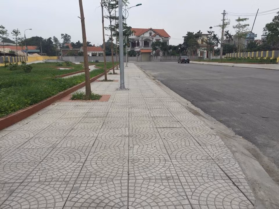 Vỉa hè rộng rãi được lát đá cẩn thận với hệ thống đèn chiếu sáng cây xanh, nhưng tâm đường chiếu thẳng cổng nhà Chủ tịch UBND Thị xã Đông Triều.