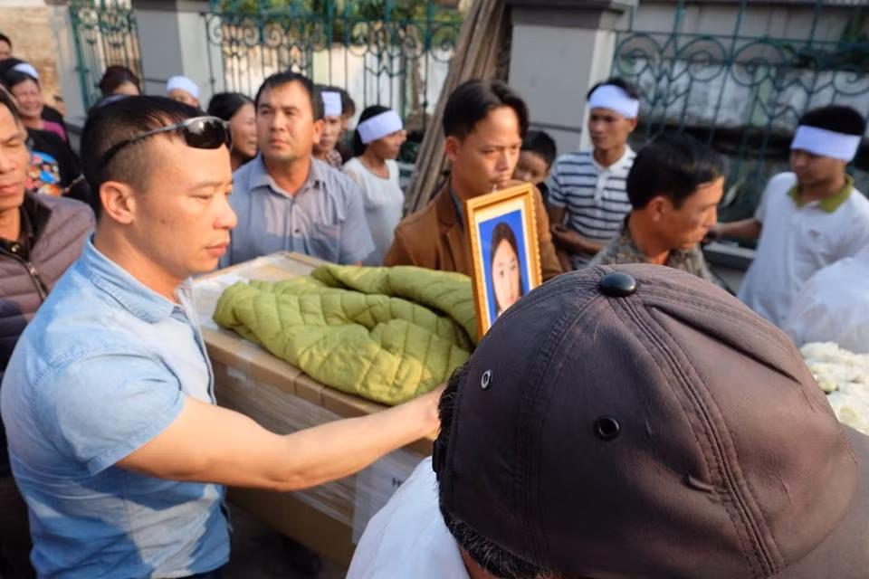 Trong ngày đón thi thể cháu L. về quê an táng tại xóm 19 (xã Tân Dân, huyện Khoái Châu, tỉnh Hưng Yên), nhiều người dân xã Tân Dân đã đến rất đông trước khu vực dẫn vào nhà nội cháu, ai cũng bàng hoàng xót xa. Trong ký ức của những người hàng xóm, cháu L. rất nhanh nhẹn, hoạt bát, thông minh và vui vẻ.