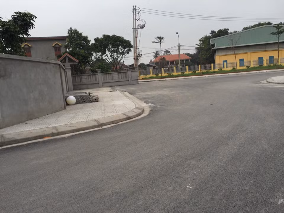 Thay vào đó, con đường lại được "uốn cong mềm mại" khi thẳng từ đường chính đến nhà Chủ tịch UBND Thị xã Đông Triều, sau đó uốn lượn để nối vào đường dẫn lên chùa Hoa Yên.