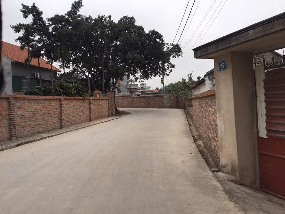 Càng đến gần chùa càng hẹp hơn và không được trải nhựa.