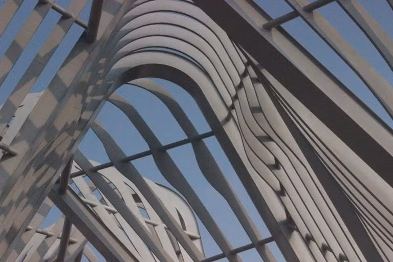 Lý do Công ty Cổ phần Tập đoàn Hoàng Hà đầu tư dự án này đã được ông Phạm Văn Thể cho biết: "Khu dừng nghỉ đã được Tổng cục đường bộ (Bộ Giao thông Vận tải) quy hoạch cách đây 4, 5 năm. Khi đó Quảng Ninh giao cho Đông Triều kêu gọi đầu tư. Trong khi đó, bên Hải Dương làm rất nhiều khu dừng nghỉ nhưng sang Quảng Ninh khu dừng nghỉ rất ít. Khi đó, tôi đặt vấn đề với Bí thư tỉnh và Chủ tịch tỉnh Quảng Ninh là tôi đặt khu dừng nghỉ có quy mô ở đó. Khi được đồng ý, may mắn tôi gặp kiến trúc sư Salvador (người thiết kế bảo tàng tỉnh Quảng Ninh và Cung quy hoạch). Khi thiết kế xong, tôi nhìn tôi mê quá. Tuy nhiên, bài toán đặt ra là kinh phí đâu ra để làm. Bởi để tỉnh cho tiền thì rất khó. Tôi báo cáo Bí thư tỉnh khi đó có mặt tại Đông Triều, đồng chí nói khu Đông Triều cần có khu dừng chân. Sau đó, Công ty Cổ phần Tập đoàn Hoàng Hà bắt tay thực hiện dự án này".