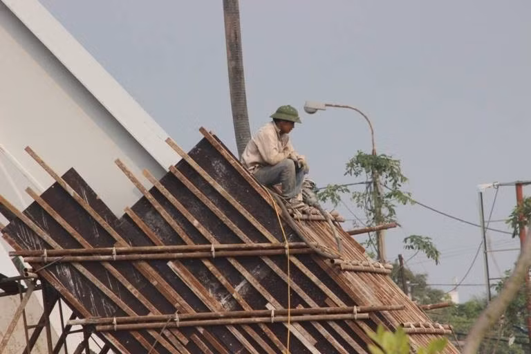 Mới đây, ngày 26/4, Công ty CP Tập đoàn Hoàng Hà tổ chức thông xe đoạn qua Cụm biểu tượng số 1, Dự án Khu dừng nghỉ và giới thiệu sản phẩm du lịch Quảng Ninh được đầu tư xây dựng tại xã Bình Dương, TX Đông Triều. Việc thông xe qua Cụm biểu tượng số 1 đúng dịp nghỉ lễ 30/4, mùng 1/5 được kỳ vọng không chỉ tạo điều kiện đi lại thuận lợi cho người dân, du khách đi lại mà còn góp phần quảng bá hình ảnh du lịch Quảng Ninh ngay tại vị trí đầu tỉnh, là hoạt động hưởng ứng Tuần du lịch Hạ Long – Quảng Ninh. Thế nhưng khi những du khách đi qua cụm biểu tượng này, vẫn có những ý kiến trái chiều được đưa ra.