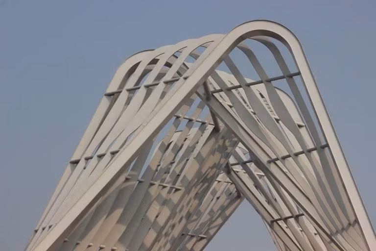 Thế nhưng, khi vừa mới lộ diện dáng hình, cụm biểu tượng cổng tỉnh Quảng Ninh đã khiến dư luận có nhiều ý kiến trái chiều. Bên cạnh những ý kiến khen kiến trúc cổng tỉnh độc đáo, có một không có hai trên thế giới, nhiều ý kiến khác lại cho rằng, những trụ sắt khổng lồ án ngữ ngay cửa vào tỉnh Quảng Ninh sẽ khiến người chứng kiến có cảm giác nặng nề hay "đó là sự phô trương, hào nhoáng không cần thiết", hoặc "tỉnh Quảng Ninh nên đầu tư nâng cao chất lượng các sản phẩm du lịch hơn tập trung vào những công trình trăm tỷ mà chỉ là khối sắt thép khổng lồ, du khách cần những nụ cười Hạ Long, cần sự thân thiện hơn là sự hình thức"... Tất nhiên, mỗi người một quan điểm, một ý kiến nhưng cũng làm ảnh hưởng đến ý nghĩa mục đích mà chiếc cổng chào "khủng" nhất Việt Nam này sẽ mang đến khi hoàn thành.