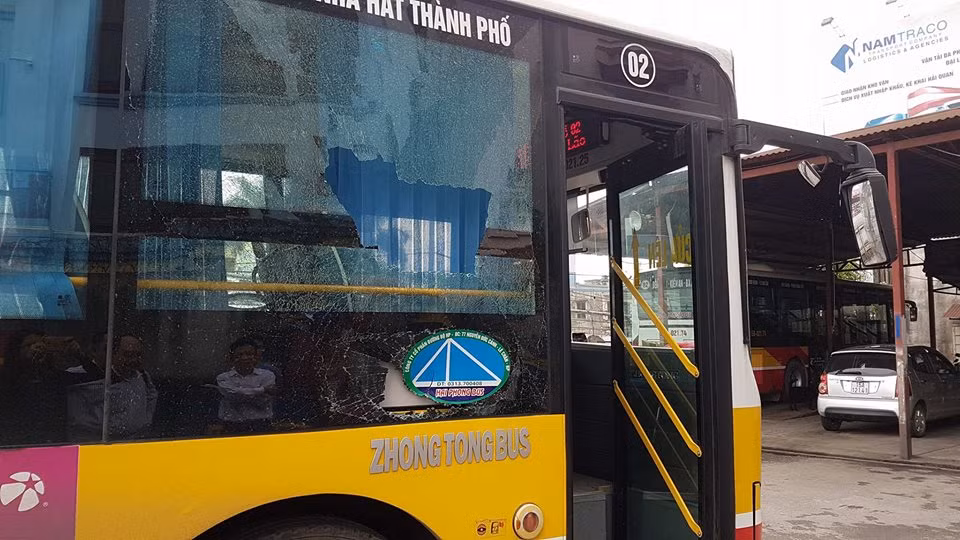 Hai Phong: Duong bui… nem vo kinh xe bus khien hanh khach hoang loan