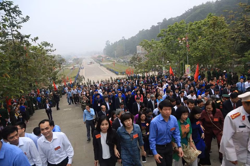 Đông đảo các đại biểu về dâng hương tưởng nhớ các vua Hùng.