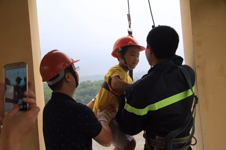 Tại khóa học, các " lính cứu hỏa nhí" rất chăm chú theo dõi các động tác, trực tiếp trải nghiệm sự nguy hiểm của hỏa hoạn.