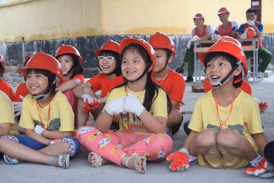 Chum anh dep: Linh cuu hoa "nhi” du day, phun nuoc cuu hoa-Hinh-2