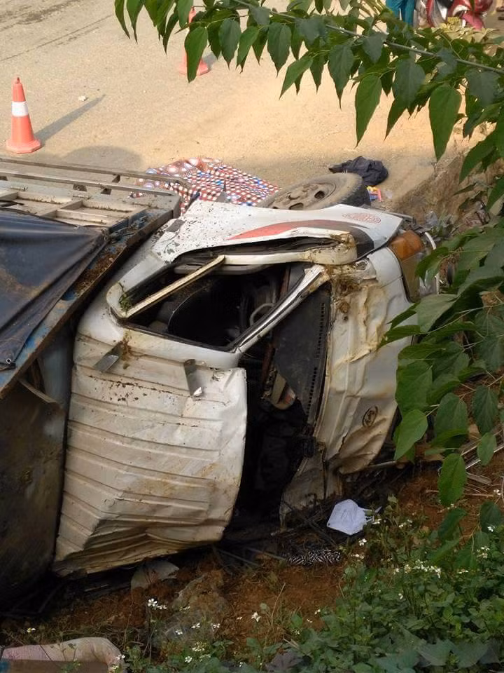 Lat xe tai cho trau, ba nguoi thuong vong, trau chet la liet-Hinh-5