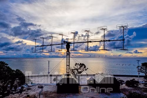 Chào mừng Đại hội Đảng bộ Sư đoàn Phòng không 377 lần thứ IX (nhiệm kỳ 2015-2020), hướng tới Đại hội Đại biểu toàn quốc lần thứ XII của Đảng, toàn sư đoàn đã phát động đợt thi đua cao điểm “Lập công dâng Đảng” thực hiện “3 nhất – 1 công trình” (SSCĐ quản lý vùng trời tốt nhất; huấn luyện đạt kết quả cao nhất; chấp hành kỷ luật nghiêm nhất. Mỗi cơ quan, đơn vị xây dựng một công trình có giá trị phục vụ đời sống tinh thần của bộ đội). Ảnh: Cánh sóng Ra-đa đảo Song Tử Tây luôn quản lý tốt vùng trời được giao.