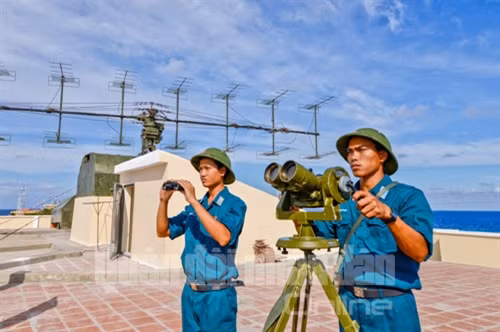 Chiến sĩ trẻ đảo Phan Vinh trong phiên trực.