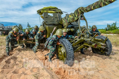 Bộ đội pháo cao xạ chiếm lĩnh trận địa.