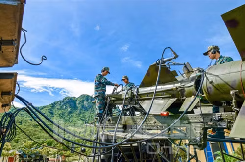Trong những ngày khô hạn nắng nóng của miền Trung, không quản ngại khó khăn, vất vả, từ các phân đội đến các cơ quan sư đoàn, từ đất liền đến Trường Sa đang diễn ra các hoạt động thi đua sôi nổi, thiết thực lập thành tích cao nhất chào mừng Đại hội Đảng. Ảnh: kiểm tra thông số tên lửa S-125.