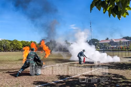 Huấn luyện phòng cháy chữa cháy.