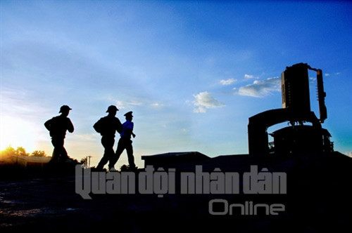 Bộ đội Ra-đa về vị trí làm nhiệm vụ.